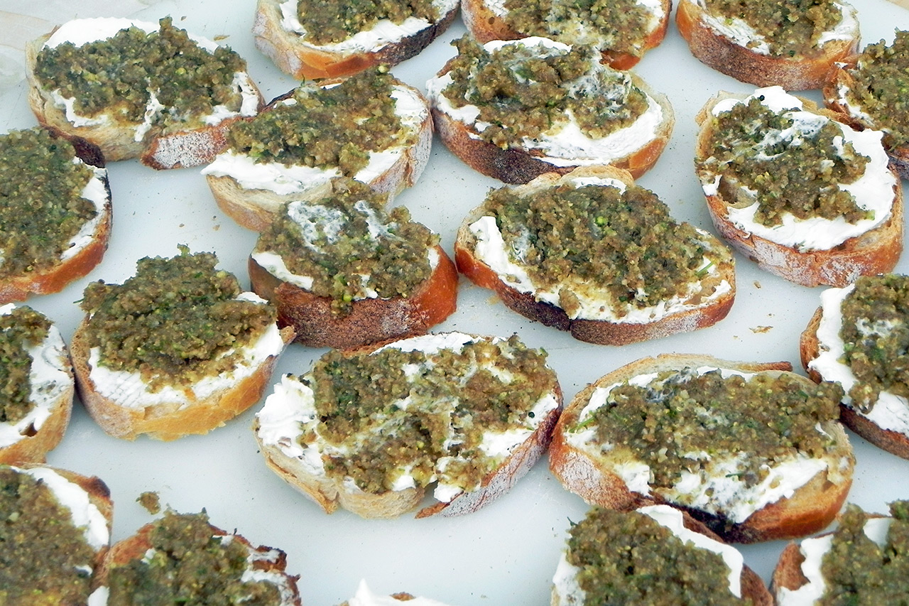 Toasts au pesto de fleurs de sureau