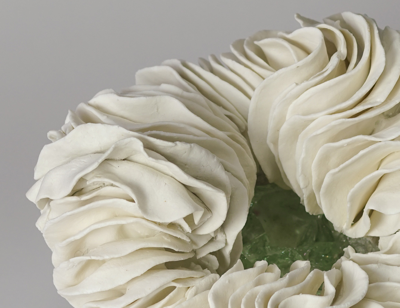 Biscuit de porcelaine et pate de verre diametre 22 cm hauteur 16 cm