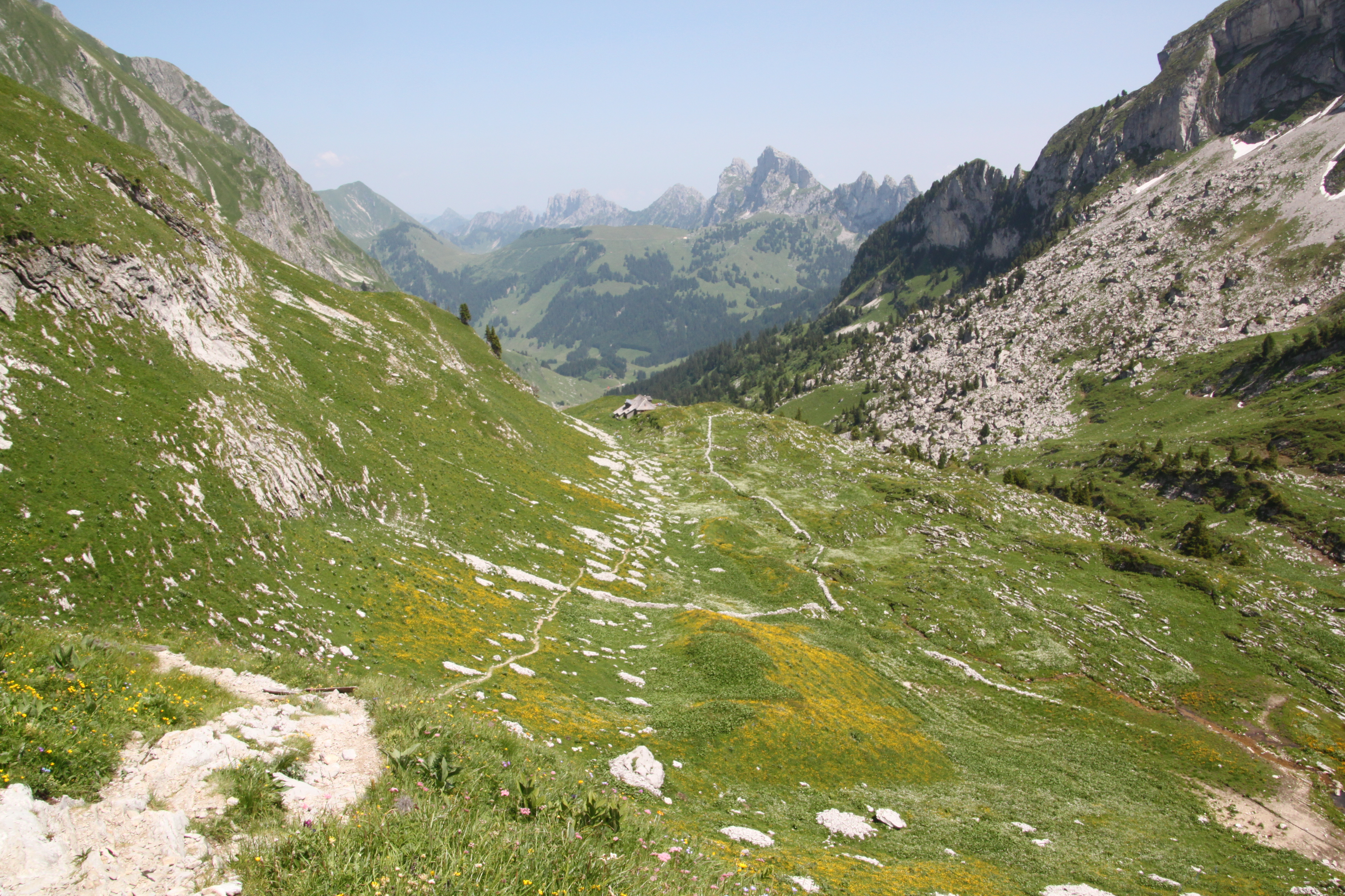 Vue sur le chalet des Marrindes depuis le sentier menant au col de Bounavalette 