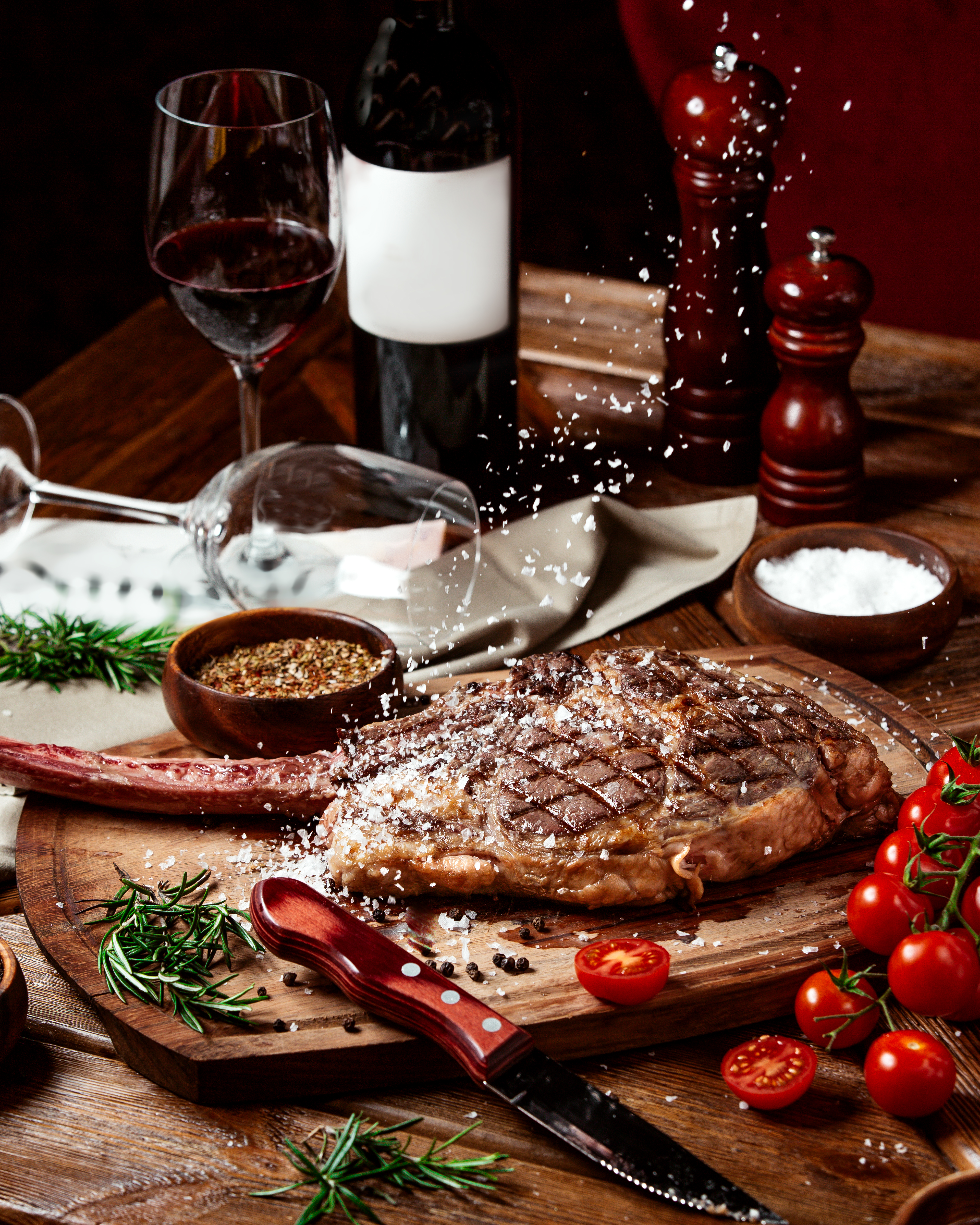 Eclats-sel-tombent-steak-boeuf-servi-du-vin