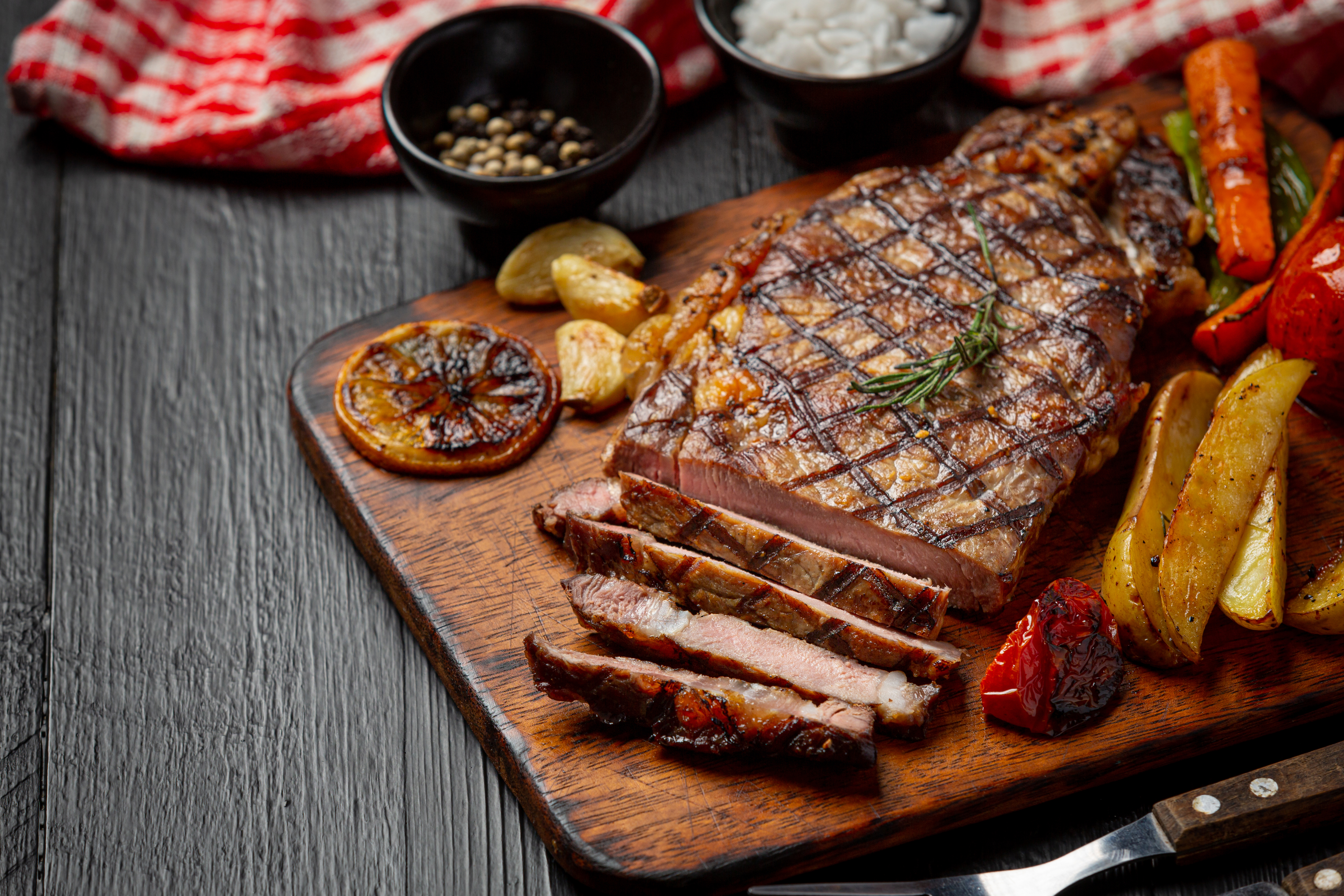 Steak-boeuf-grille-surface-bois-sombre