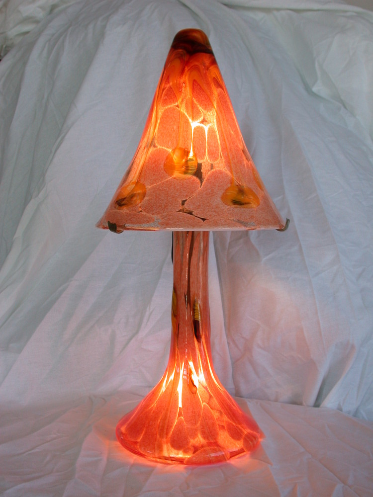 Lampe pointue jaune et rouge orange