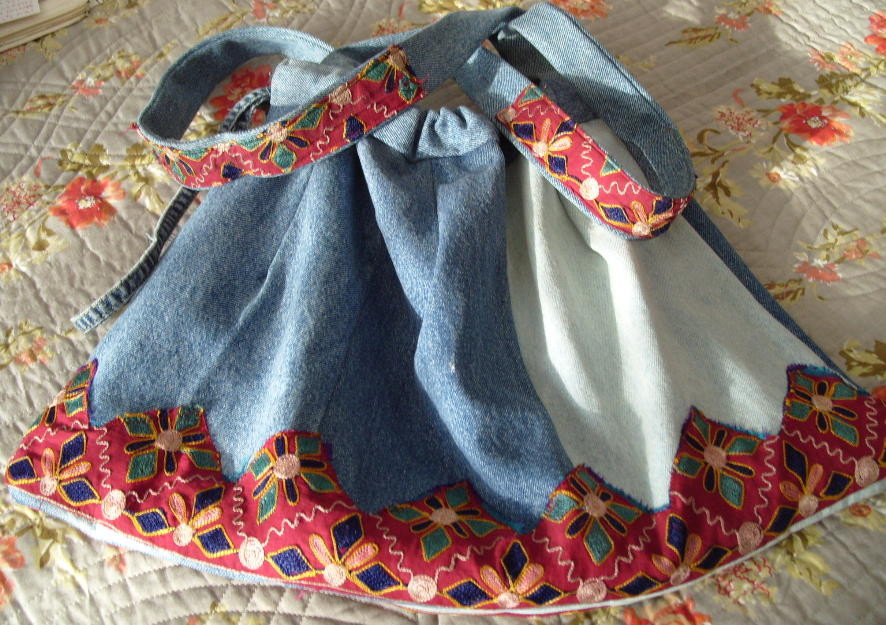 Sac-bandoulière fait à l'aide de récupération de jeans et application de tissu du Rajasthan