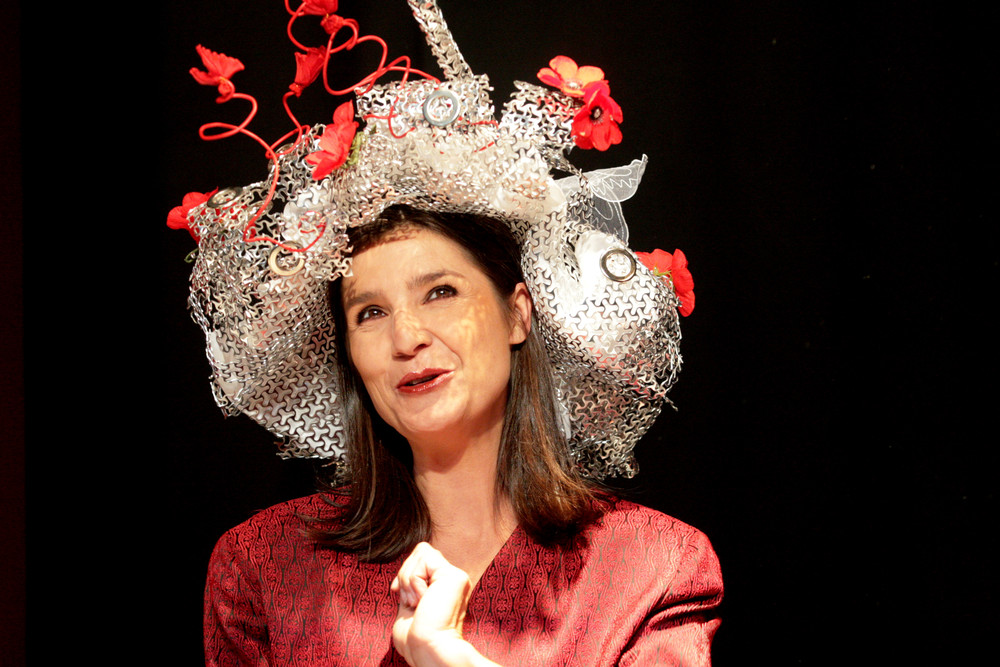 Costumière Agnès Bichat: Création de chapeaux en dentelle d'aluminium et fleurs. Comédienne Aurélie Videlier.