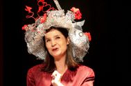 Costumière Agnès Bichat: Création de chapeaux en dentelle d'aluminium et fleurs. Comédienne Aurélie Videlier.