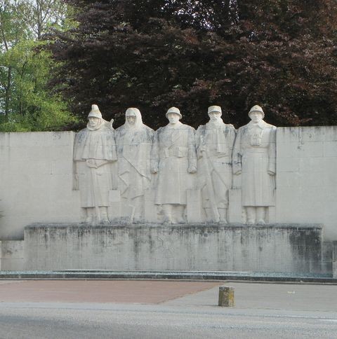 Les 5 hommes debout