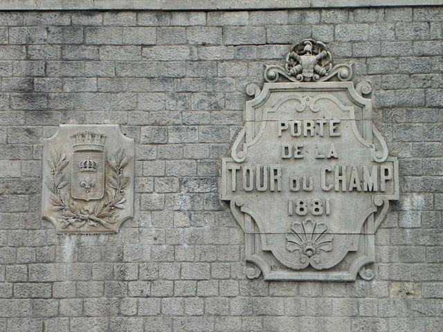 Mur de la porte de la tour du champ