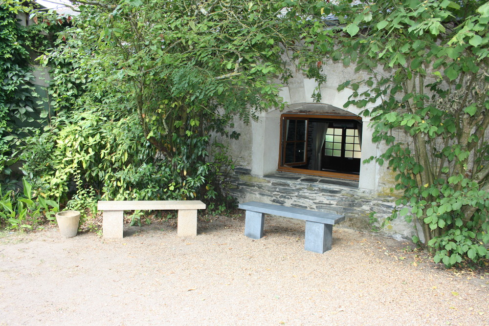 La grande salle communique avec le parc.