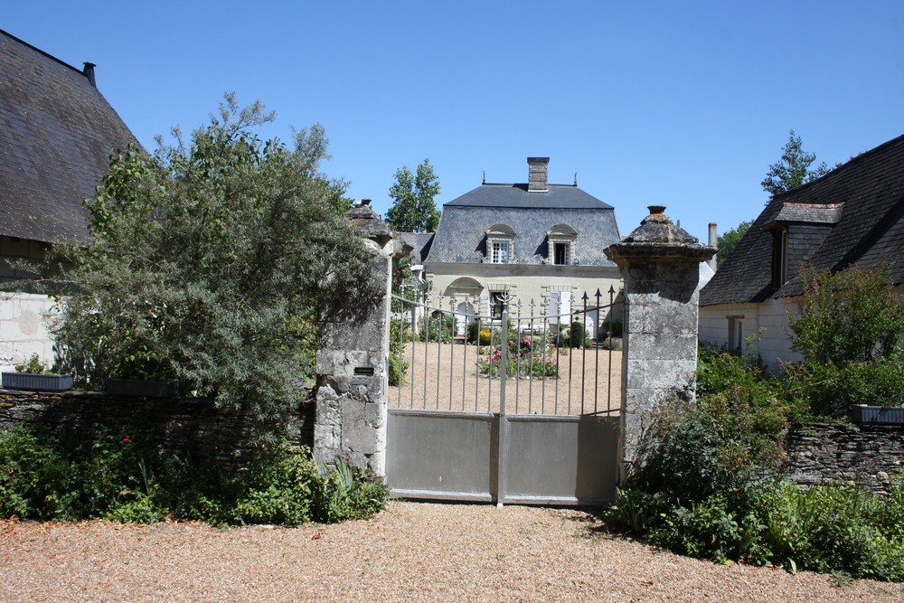 La cour de la petite salle donne sur le château.