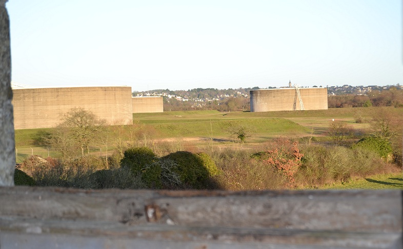 Stockage de Blanche Couronne de la fenetre pour site