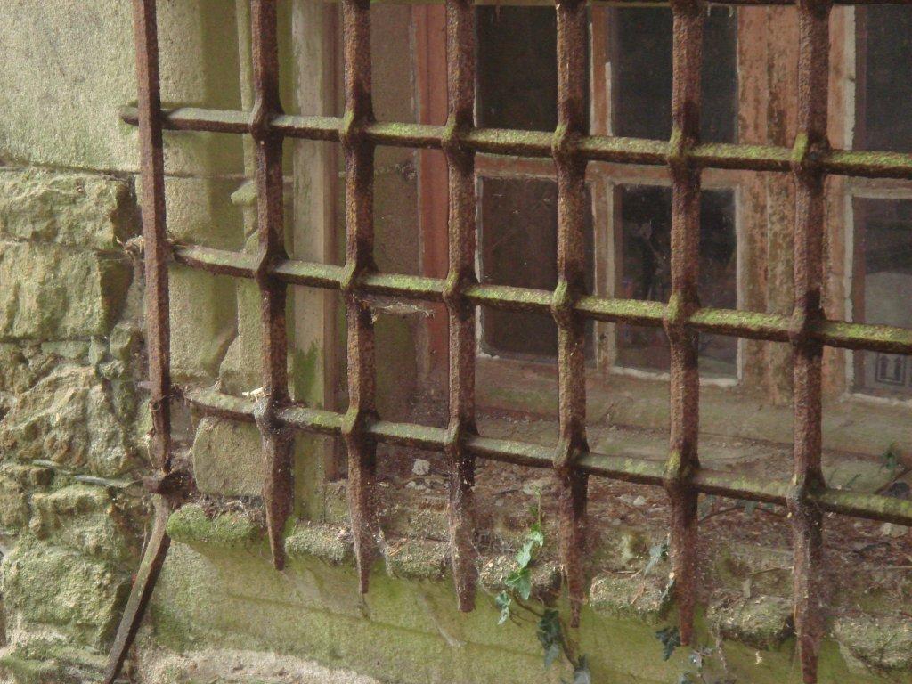 Fenetre salle seigneuriale grille a restaurer 1 