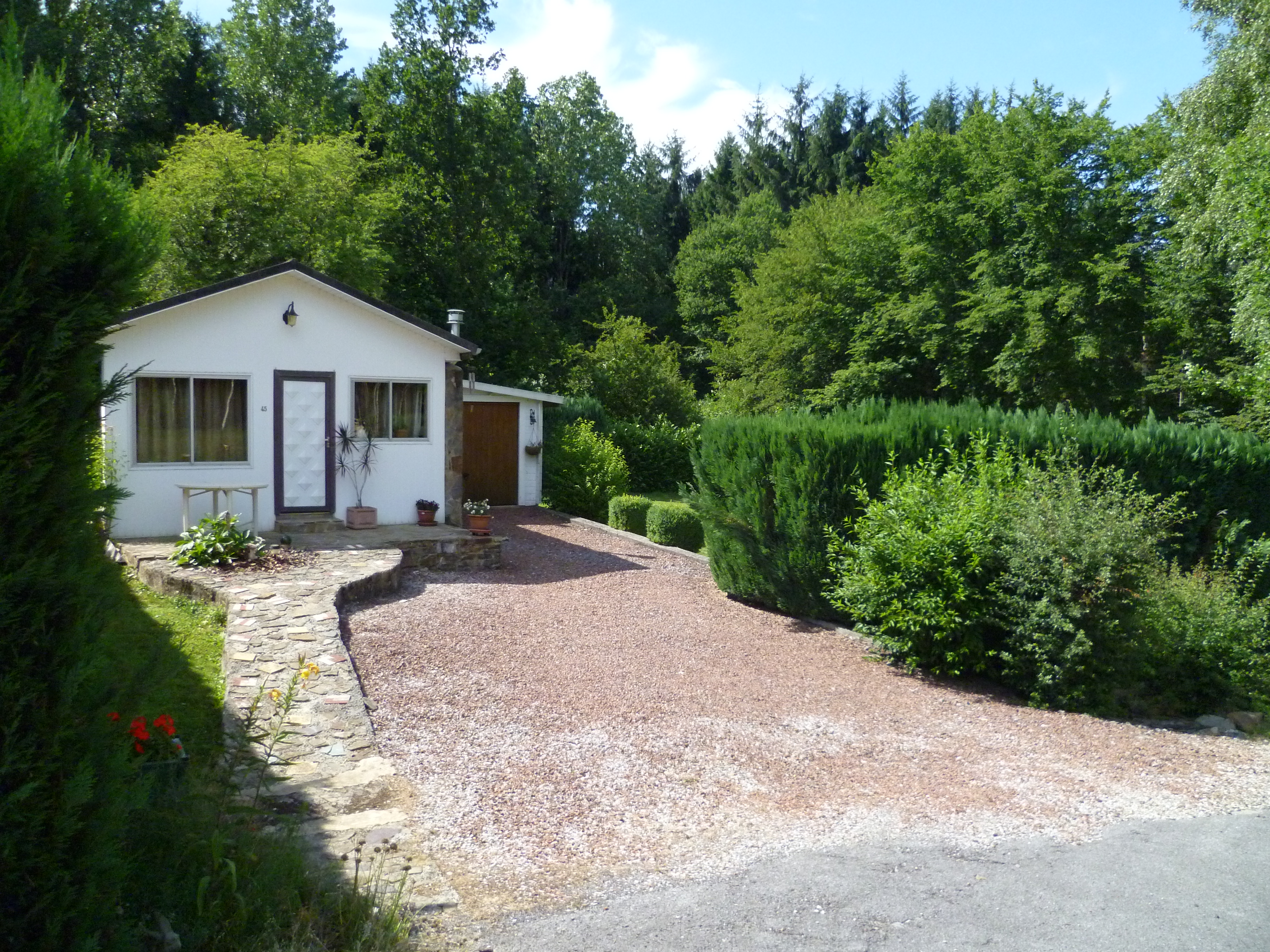 petit chalet de vacances situé dans le beau village ardennais de Oignies en Thiérache . Plongée dans la nature, calme et tranquillité.