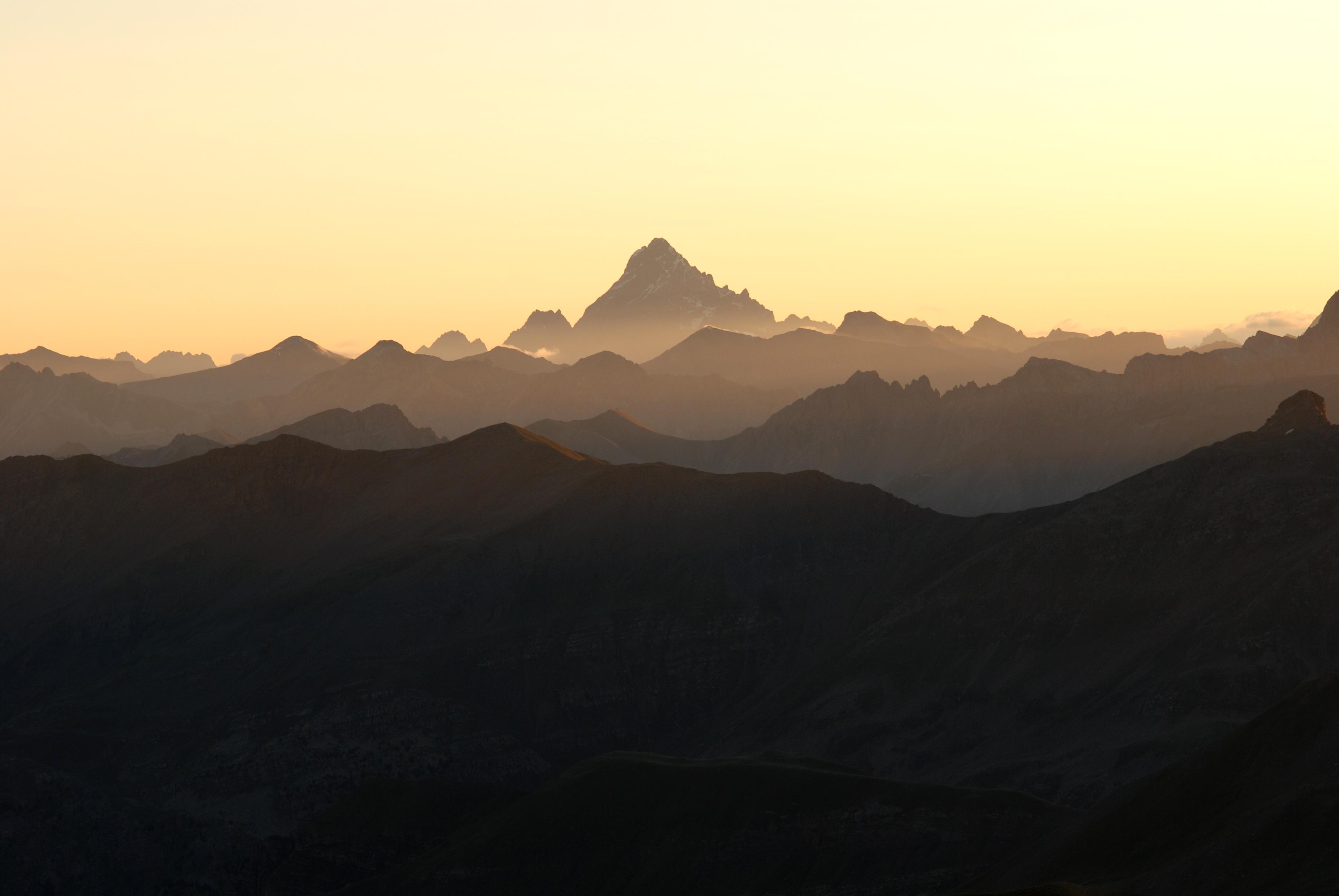 Lever de soleil Mt Viso vu de la Bonette 22 VII 2011