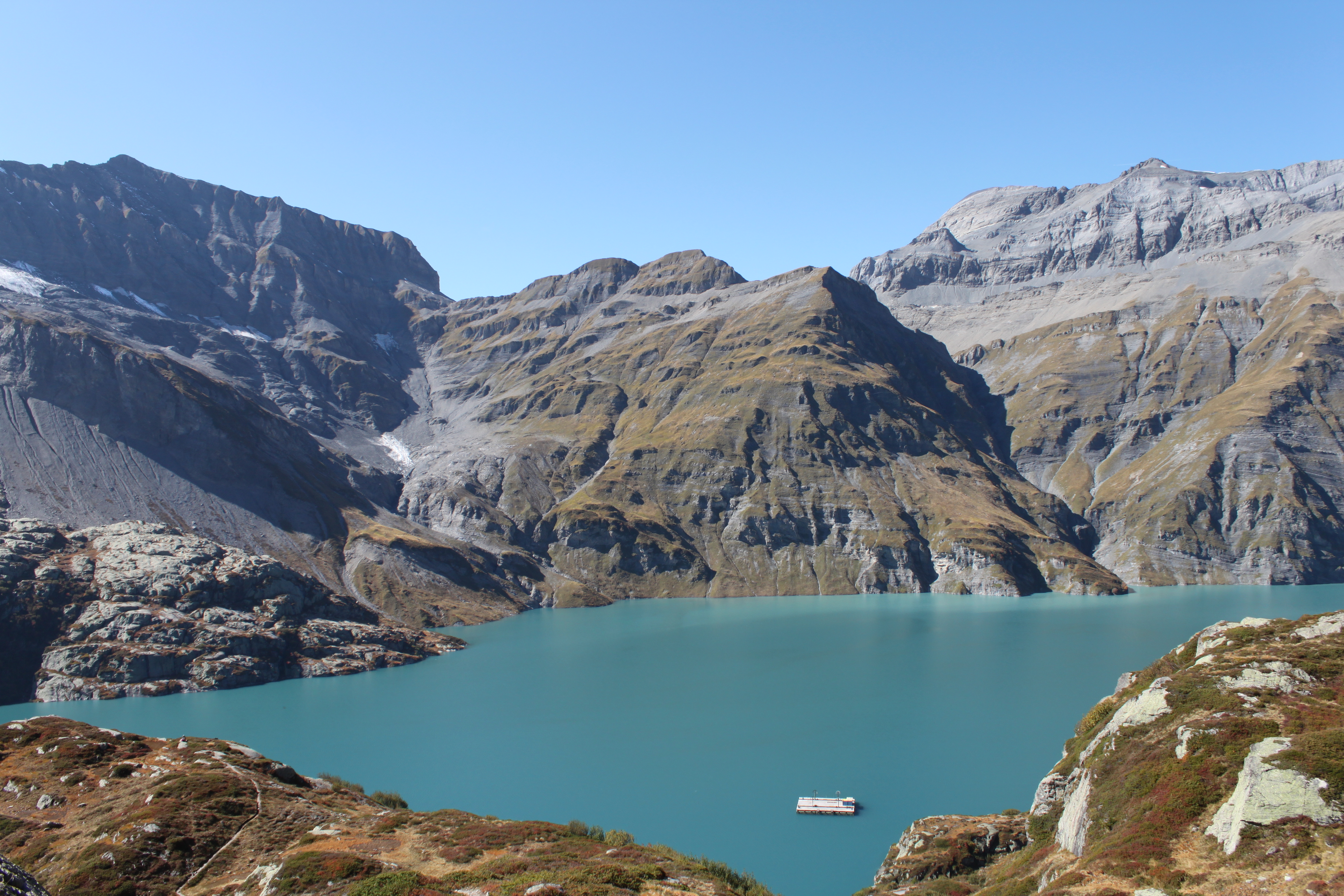 Vue panoramique du lac d'Emosson depuis la montée vers le col de Bel Oiseau