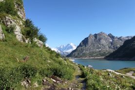 Petit sentier longeant le lac d'Emosson et vue du Mont-Blanc en arrière-plan