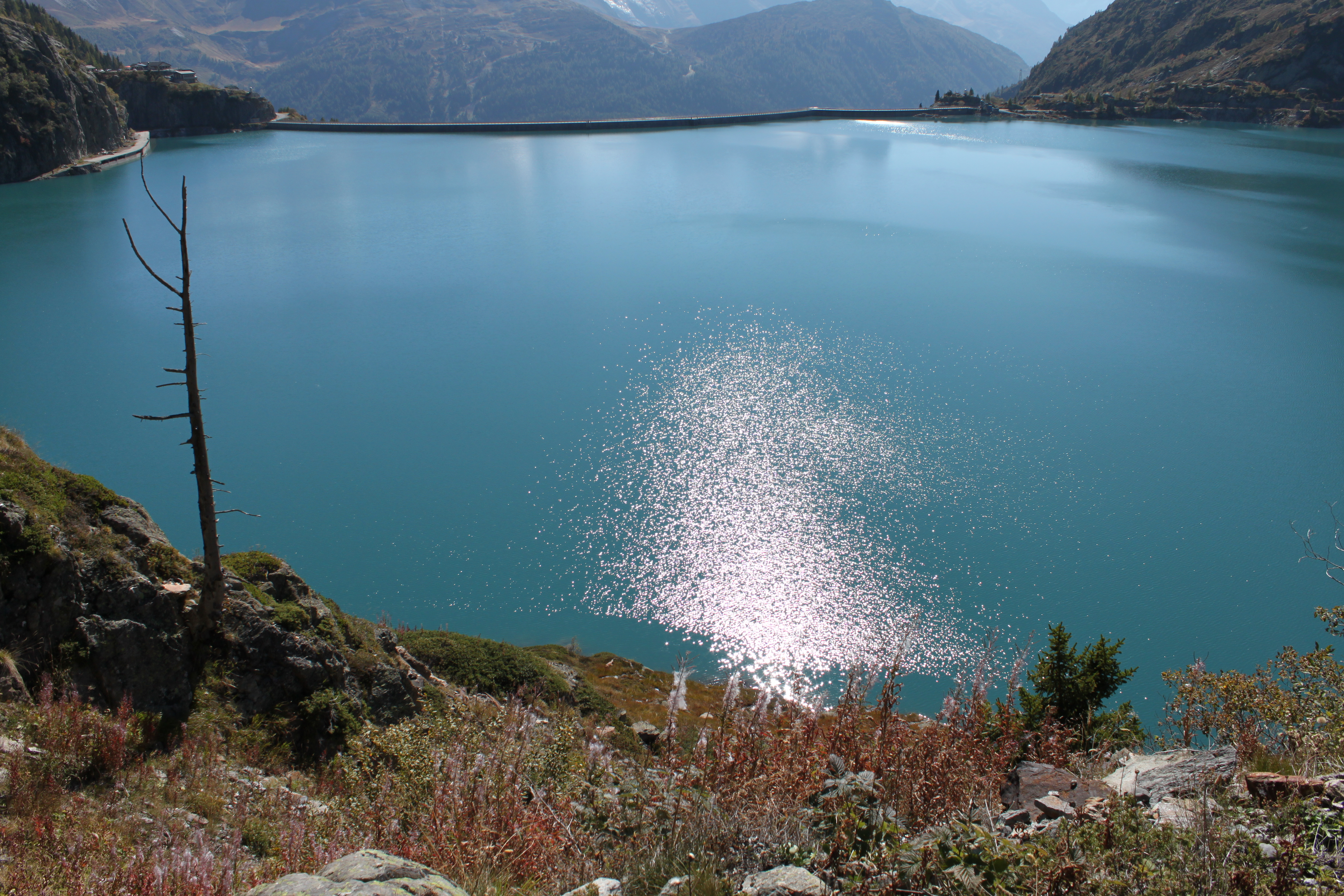 Reflet blanc argenté sur le lac d'Emosson