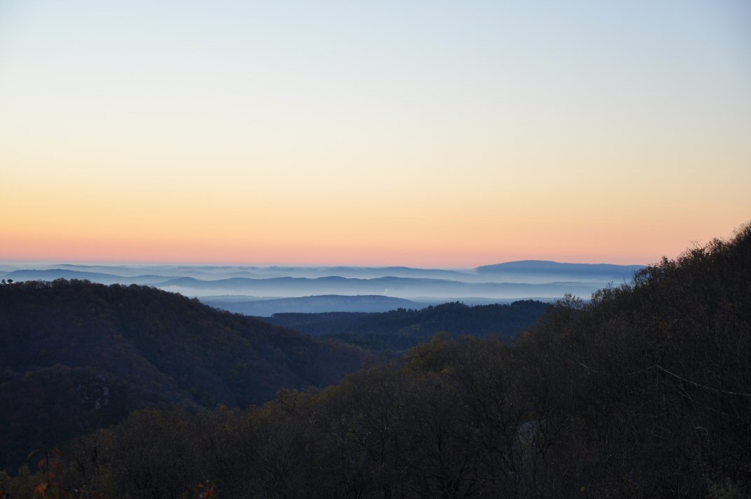 Vue de la maison un matin de brume en automne