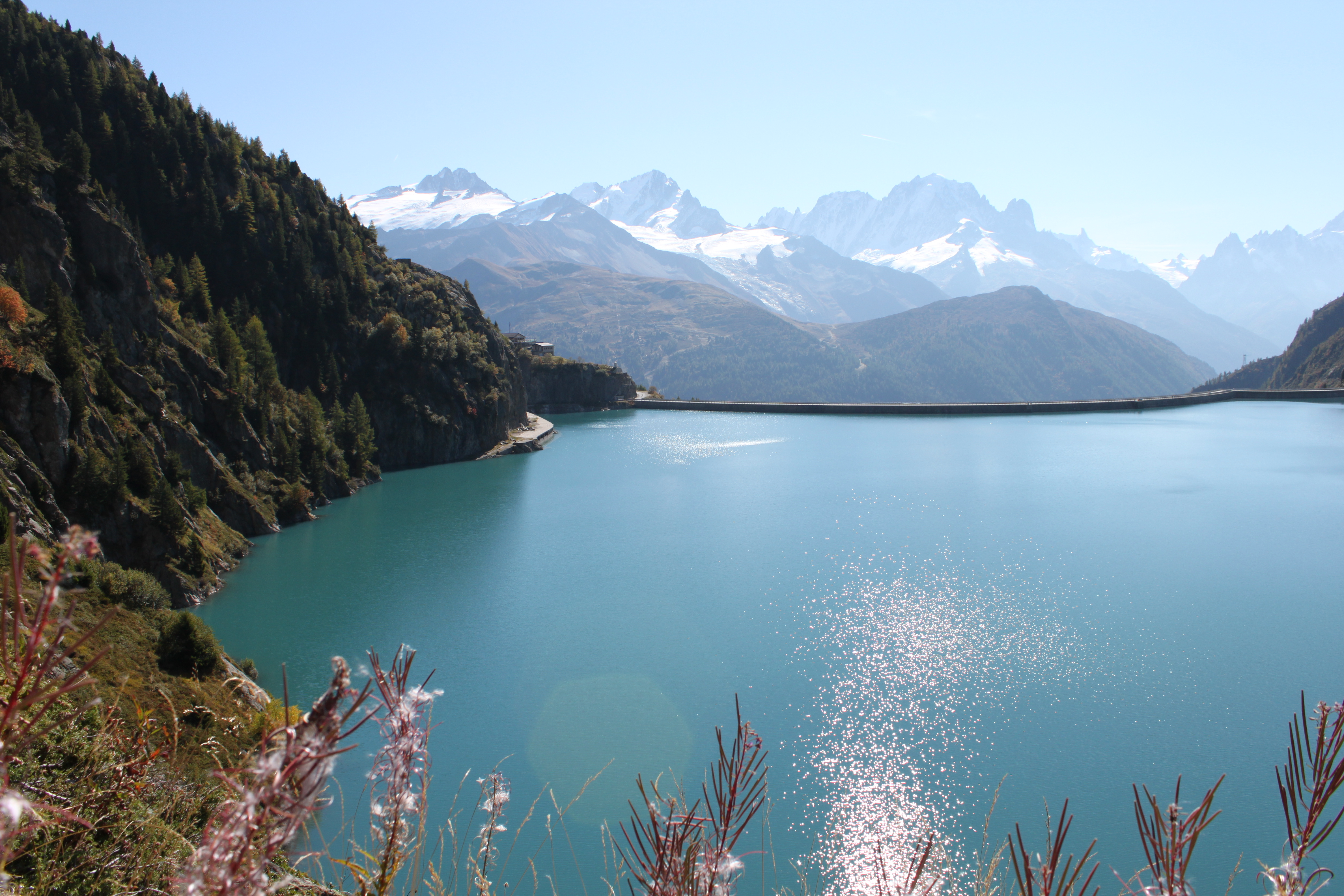 Barrage d'Emosson avec vue sur les Alpes à contre-jour
