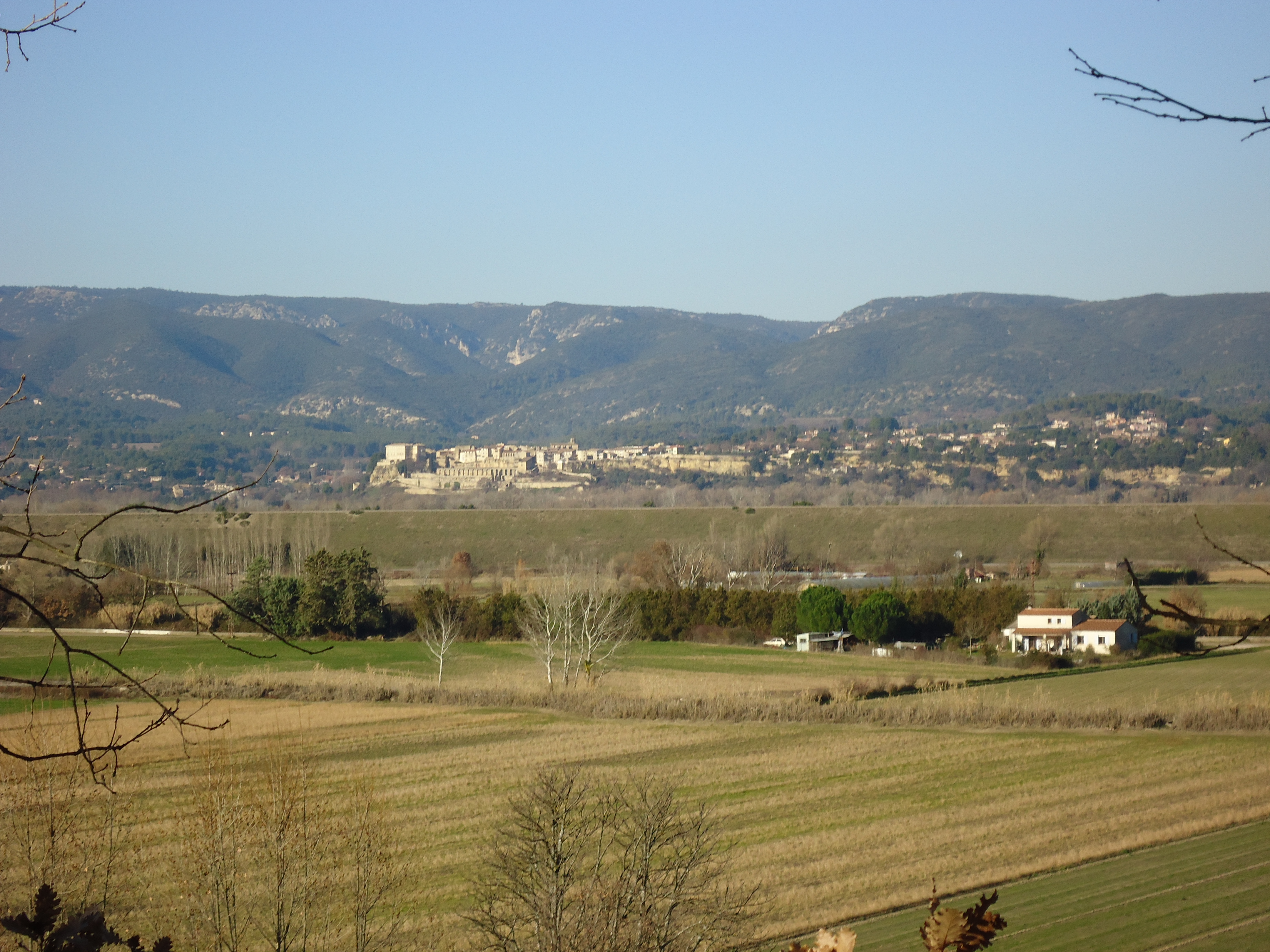 LES PLAINES DE LA ROQUE D'ANTHERON - VUE SUR LAURIS