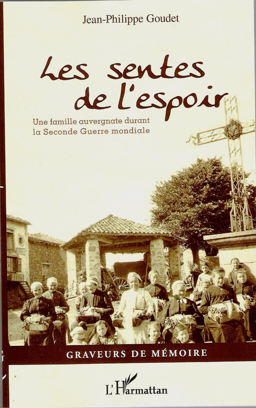 en couverture du livre, photo de la place de Chomelix (43)