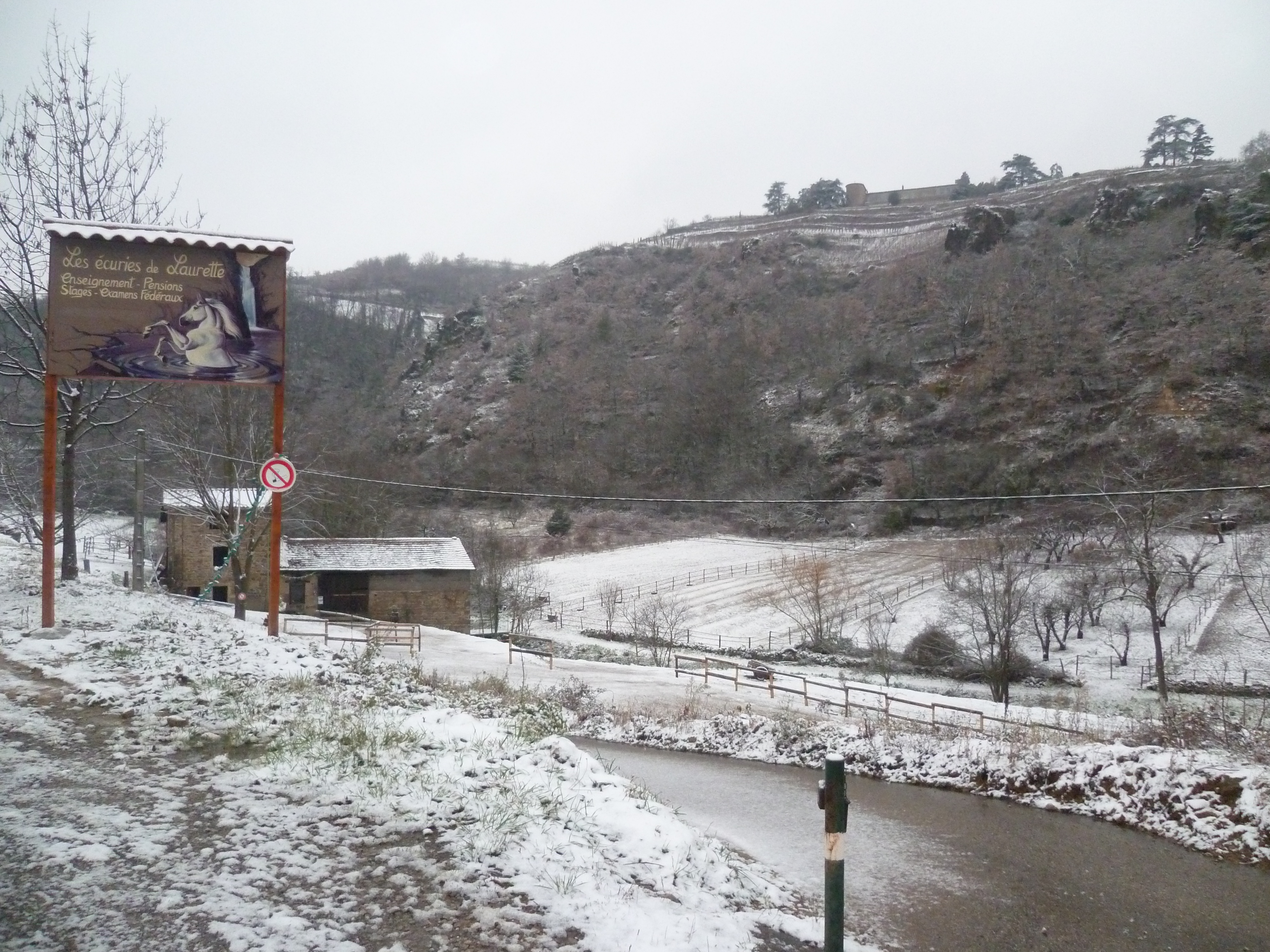 Les ecuries sous la neige