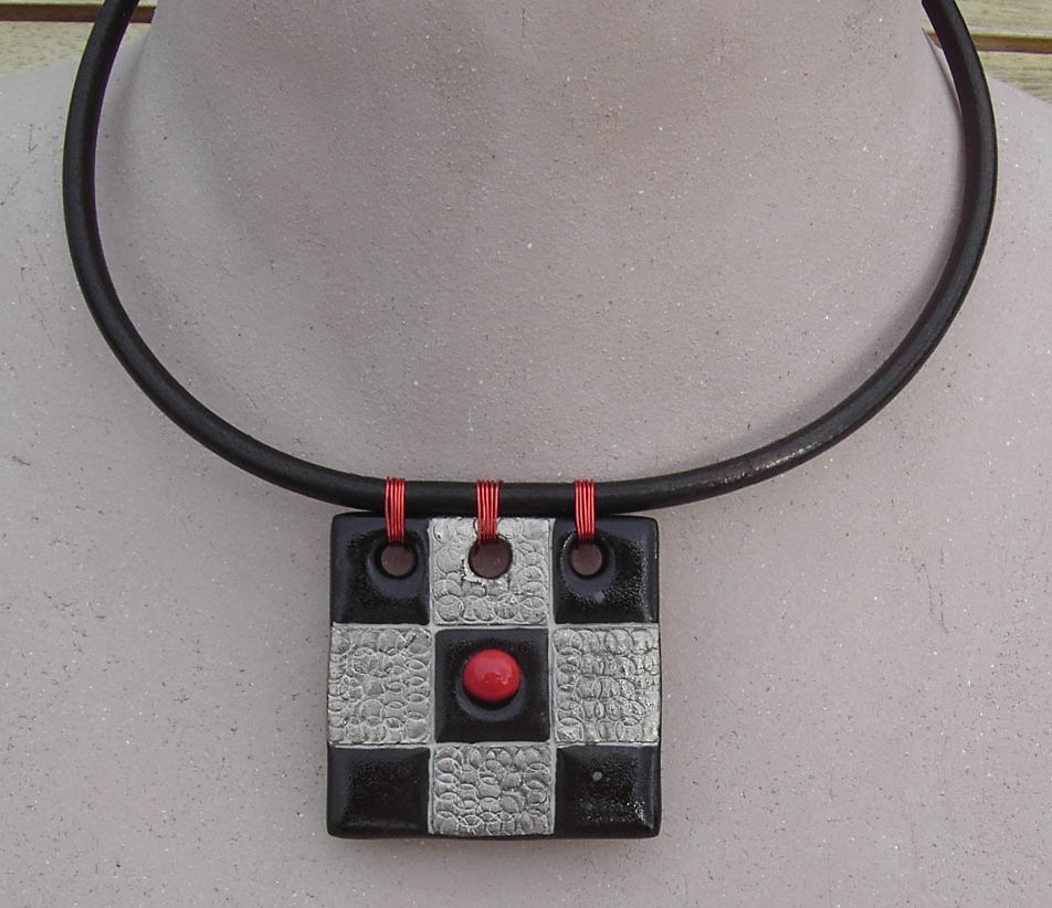 Pendentif sur jonc cuir 54 