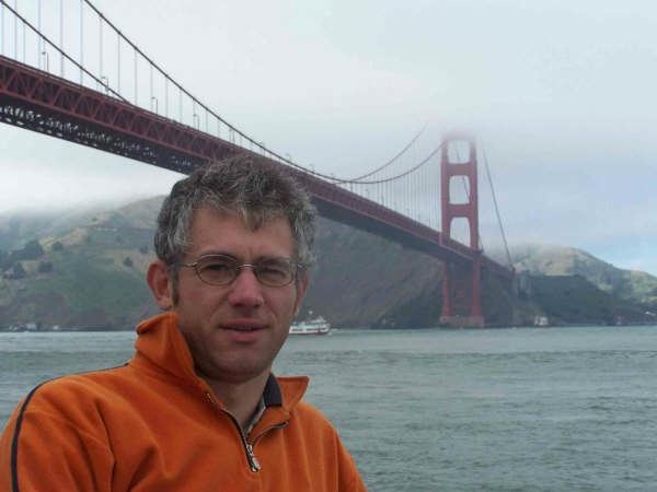 Franck devant le Golden Gate SF leger