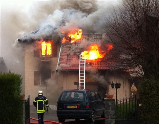 Quand les occupants de la maison ont decouvert le sinistre le feu avait peut etre deja couve entre
