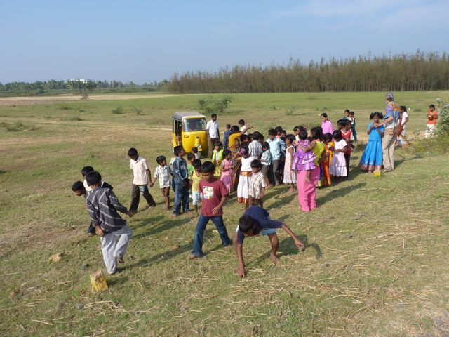 Arrivee des enfants sur le terrain a Villenur