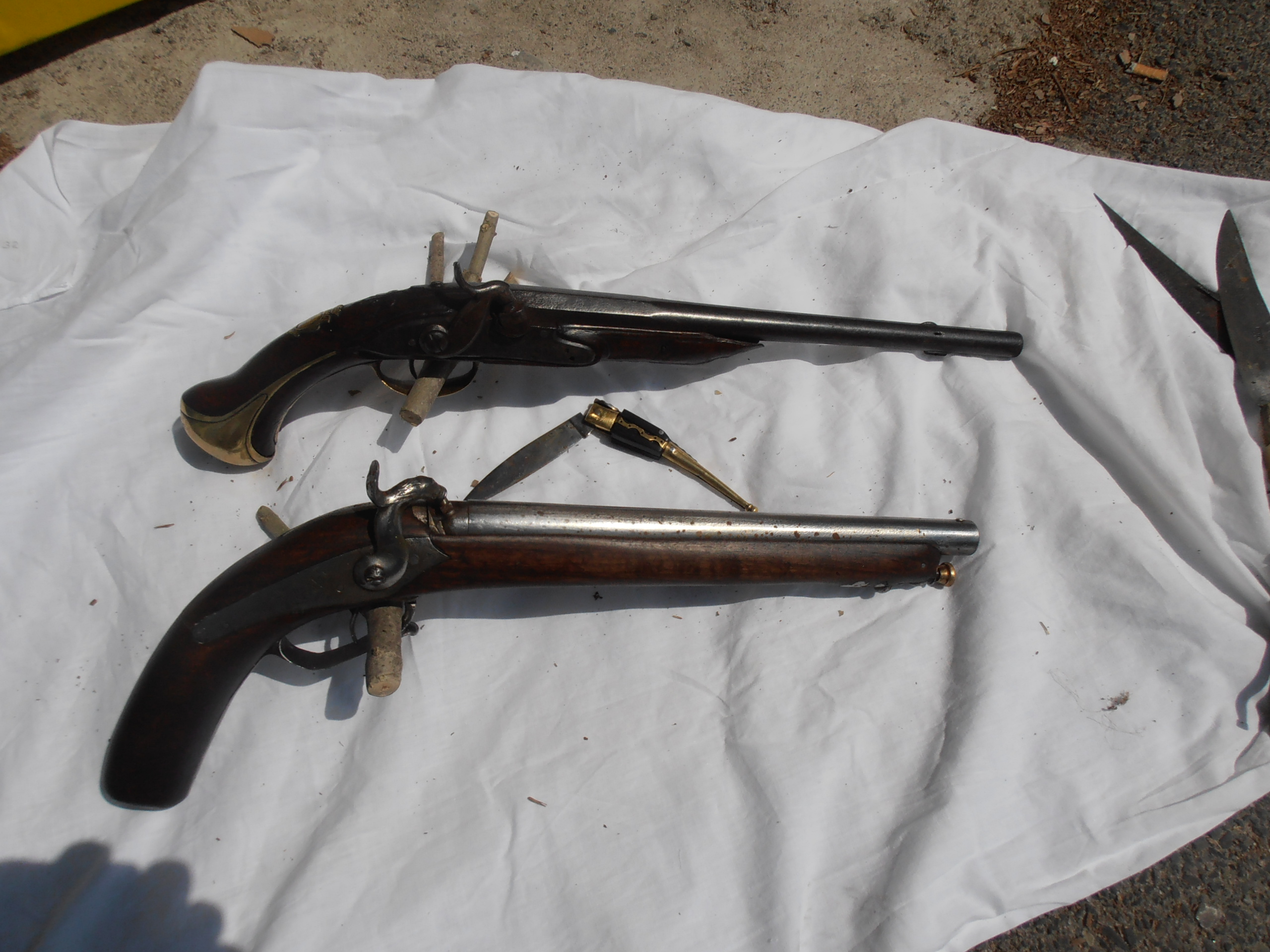 Pistolets type "Miquelet" : 130 € pièce