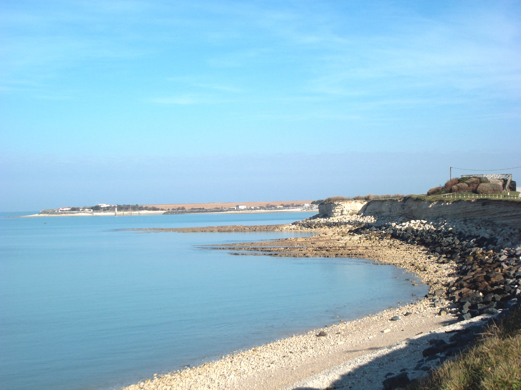 Vue de la falaise avec au fond le port du plomb