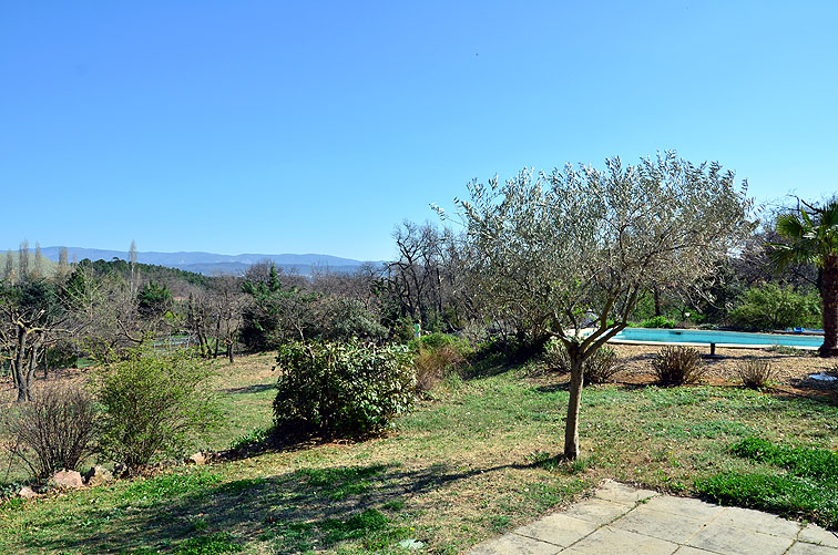 Panorama depuis la terrasse de la maison.
Large view from the front terrace 