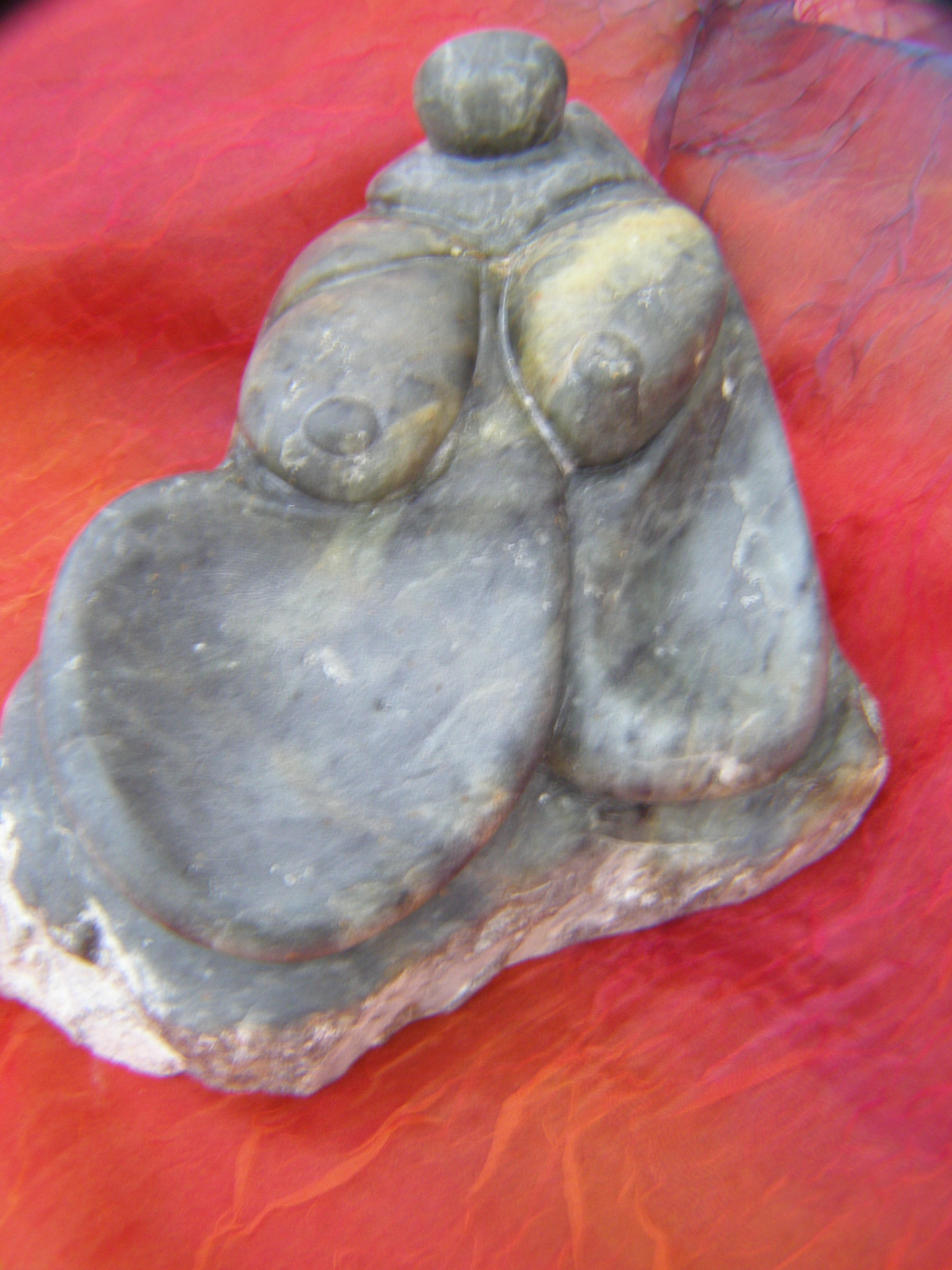 Femme accueillante (stéatite marbrée)