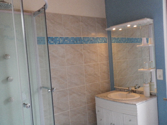 salle de bain de la chambre bleu