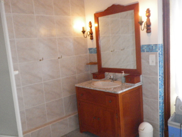 Salle de bain avec baignoire