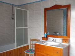 salle de bain petite suite avec baignoire