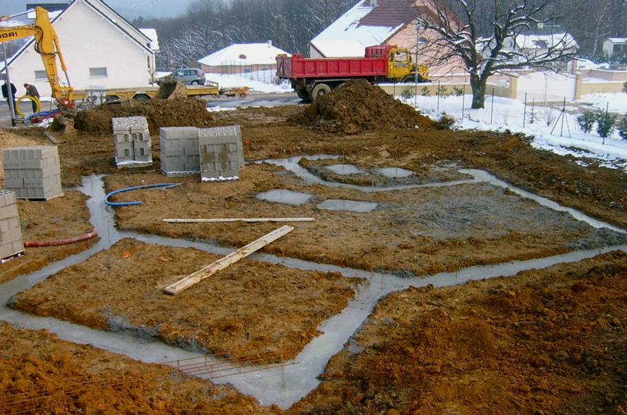 COULÉE DES FONDATIONS EN BÉTON ARME