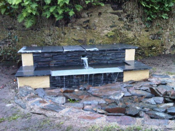 Bassin en cascade, parement en ardoise fine et tuffeau