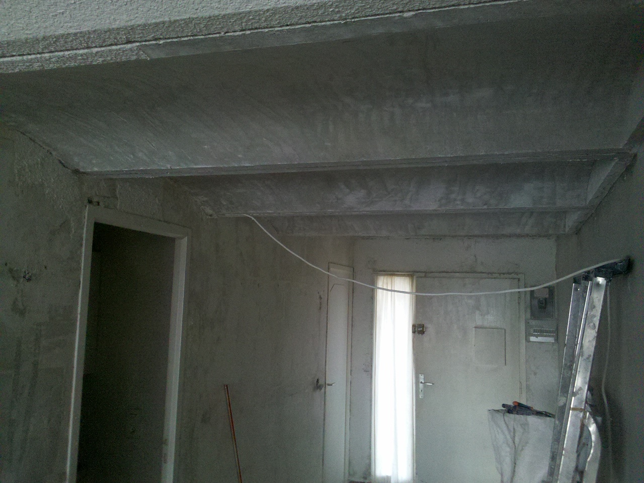 Dépose de gouttes, pour mettre à nu le béton.