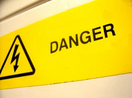Quels types de blessures et accidents sont attribuables au courant électrique?