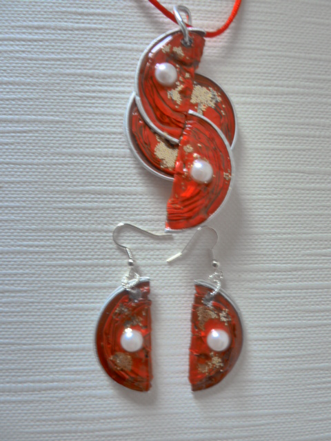 ensemble pendentif et boucles d'oreilles 20 euros