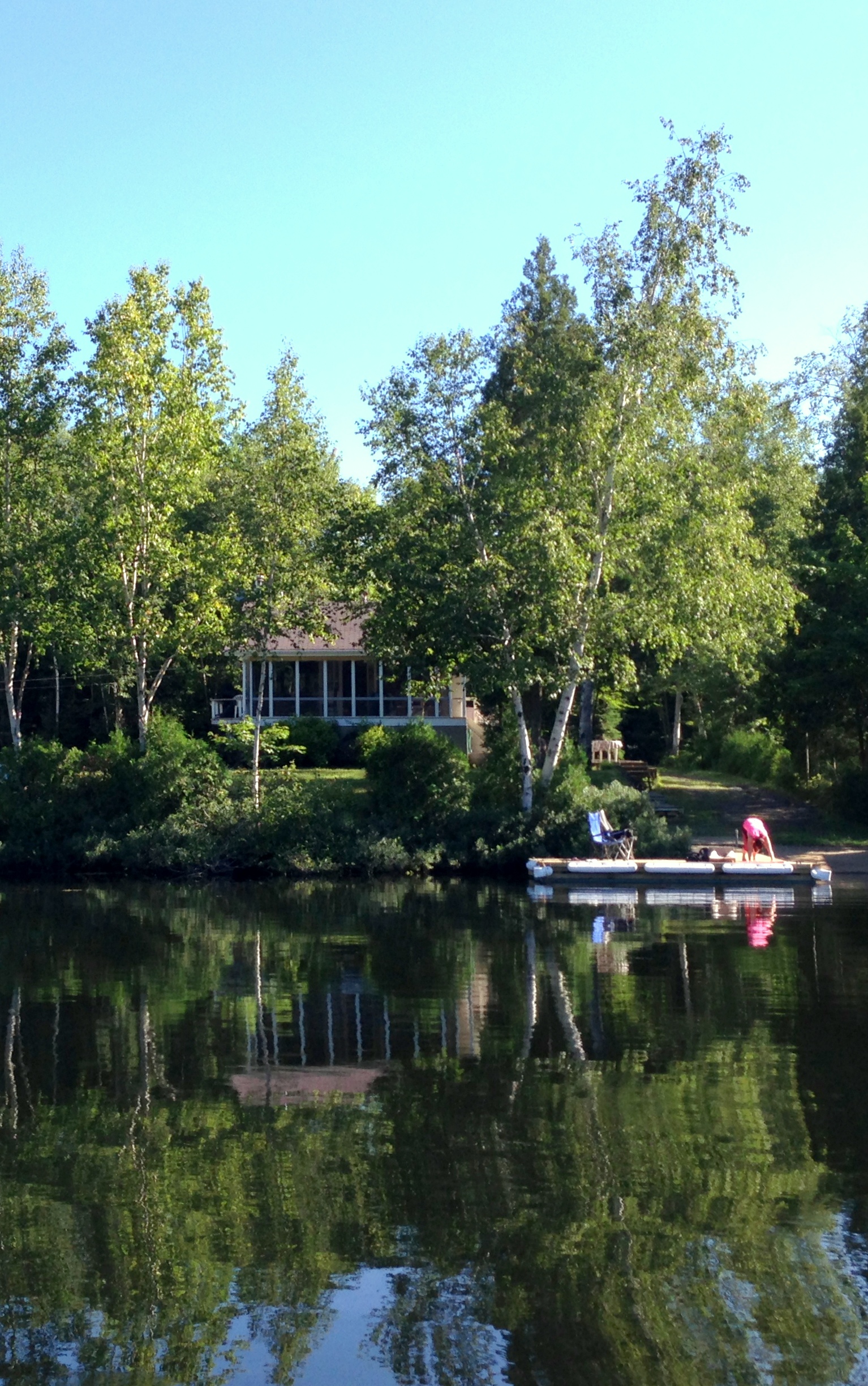 Chalet avec le lac en arrière-plan