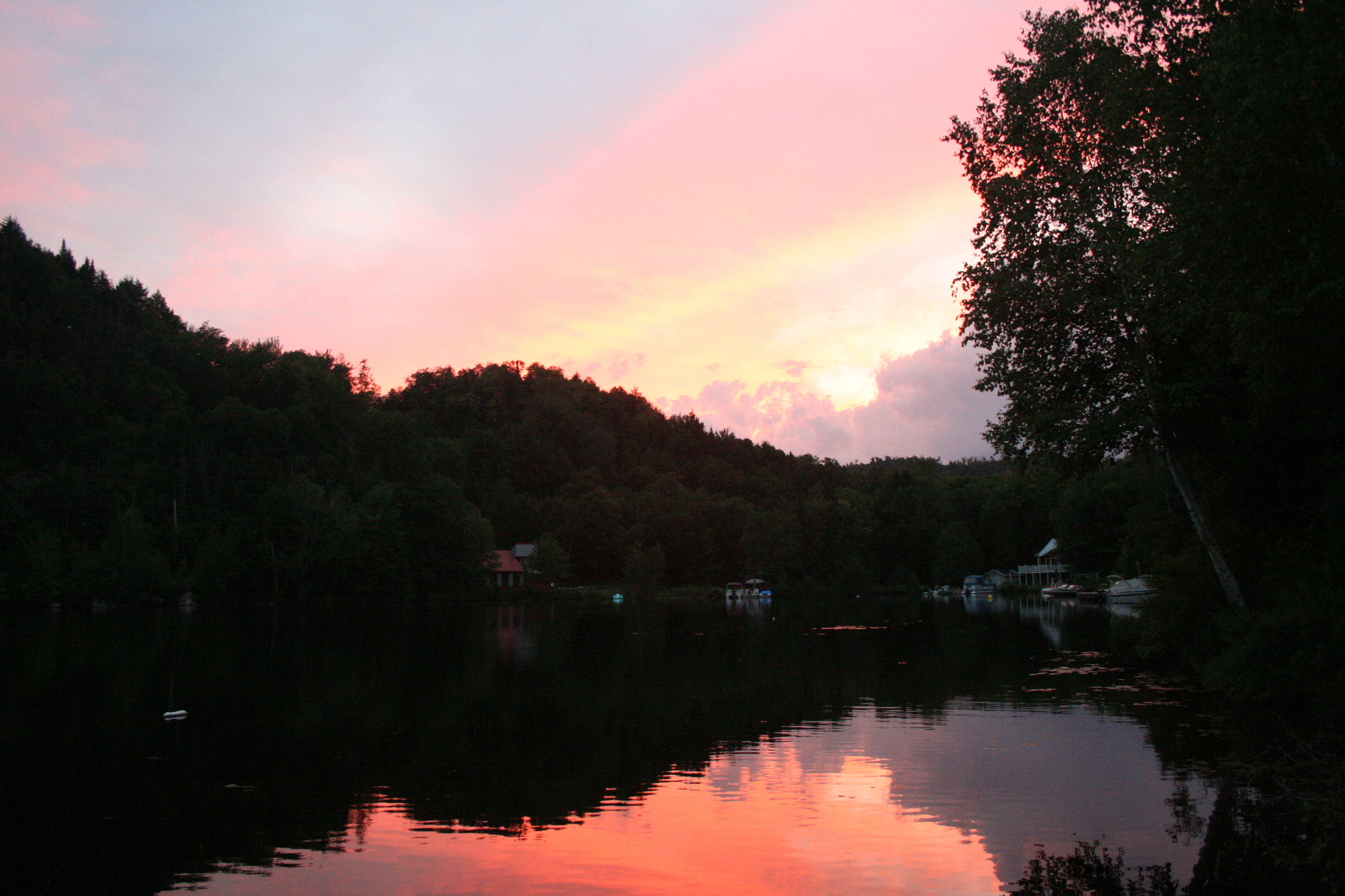 Vue du lac au coucher du soleil