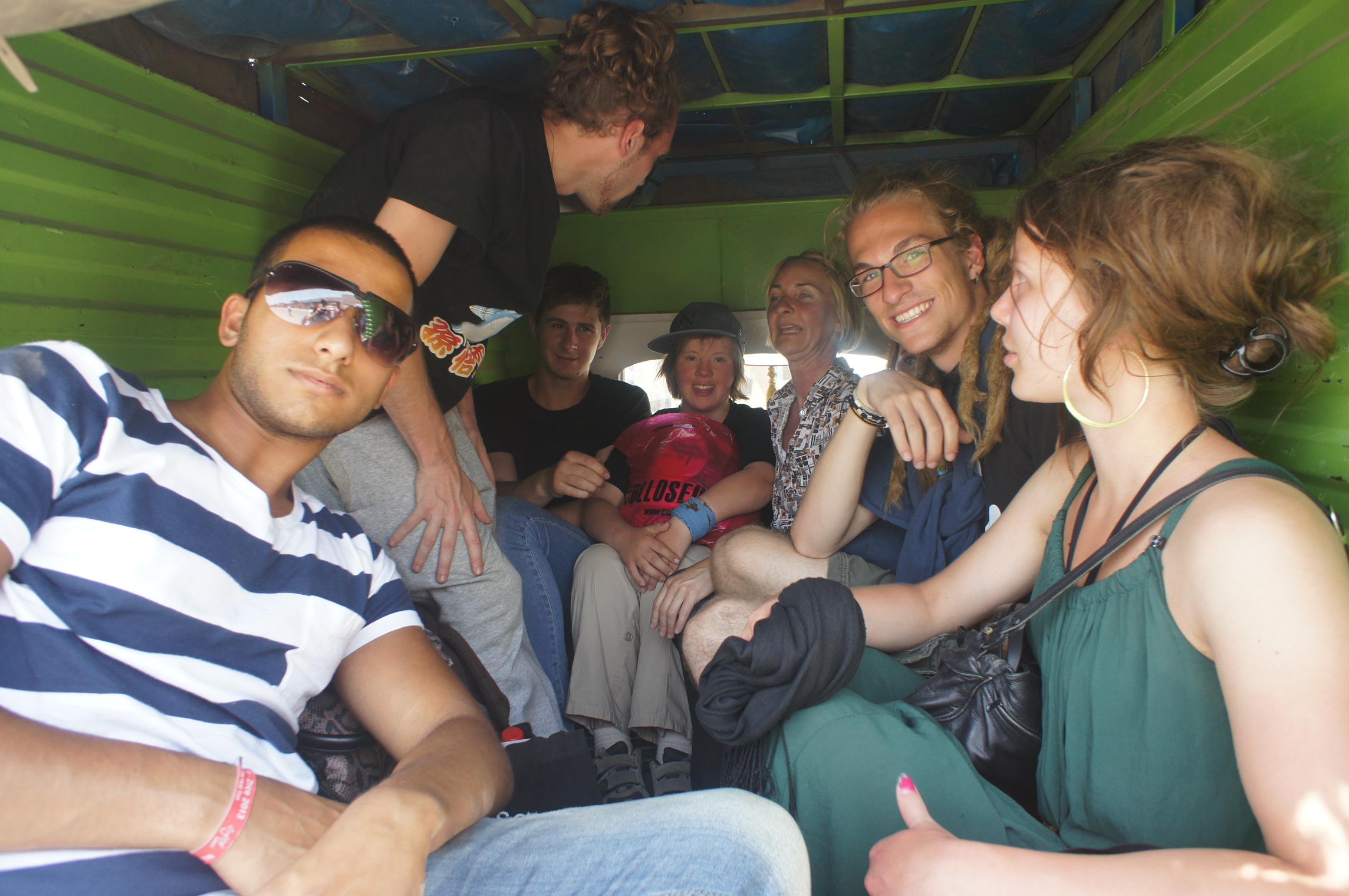 Très à l'étroit : à 10 + les bagages ! Mais les voyages forment la jeunesse.