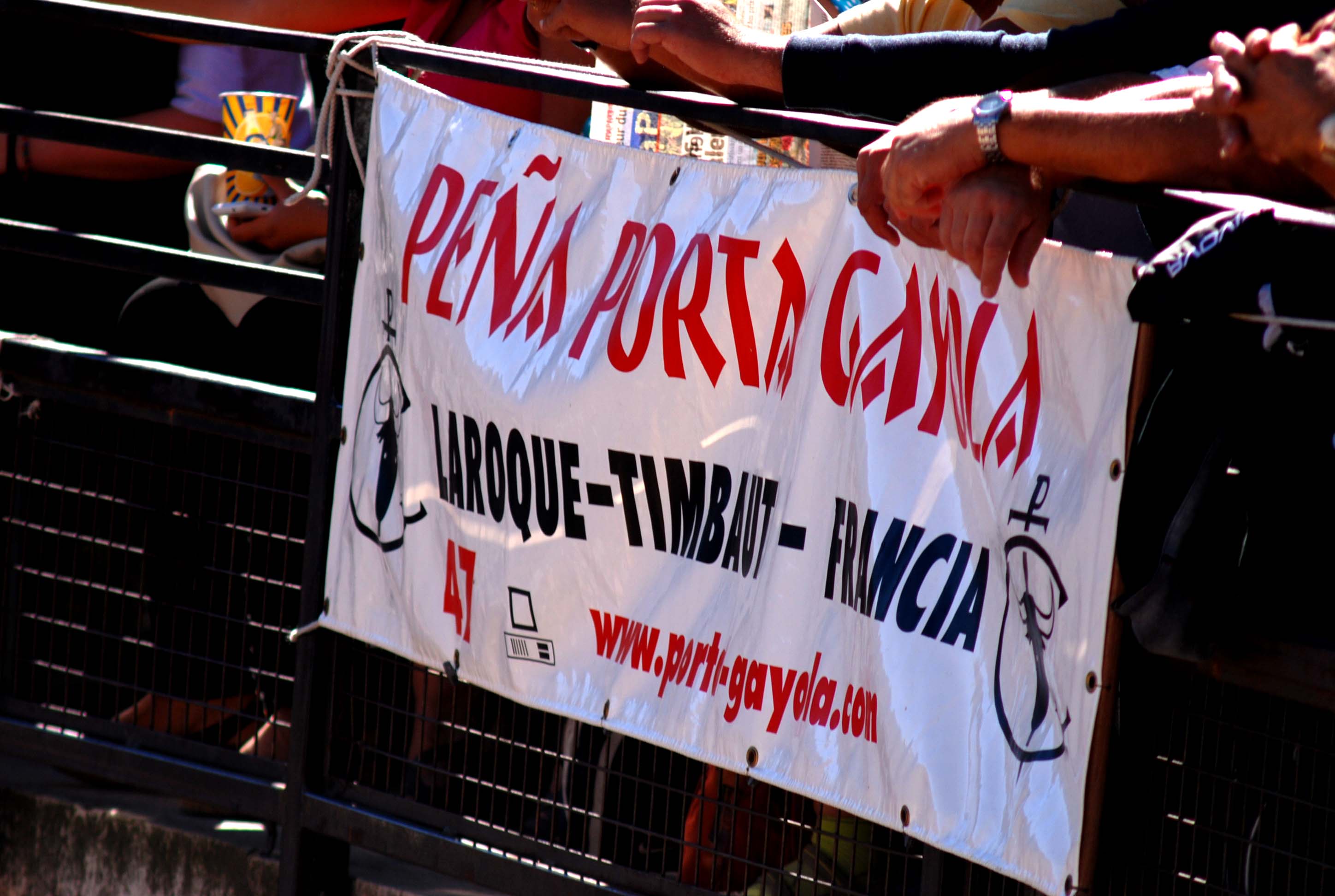 Banderole de la Peña Porta-Gayola
dans les arènes de Nîmes