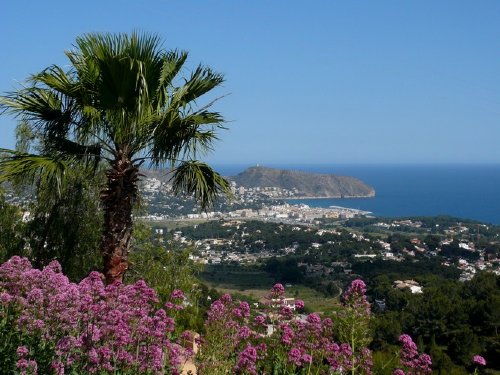 Ein Fernblick auf den romantischen Ferienort Moraira