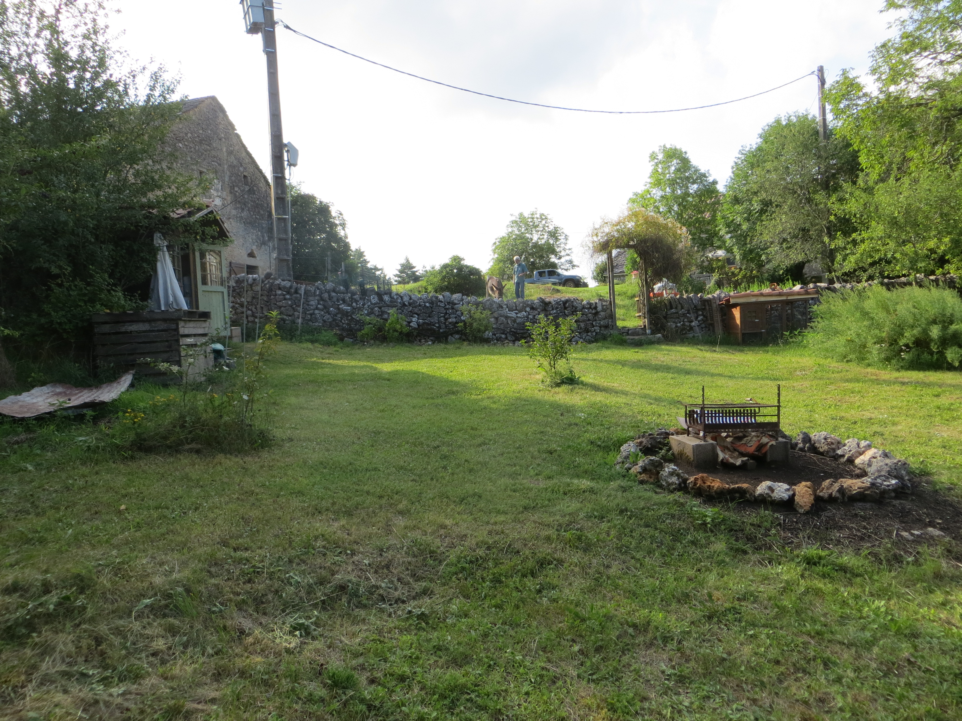 Coin barbecue avec la cuisine à proximité et salon de jardin