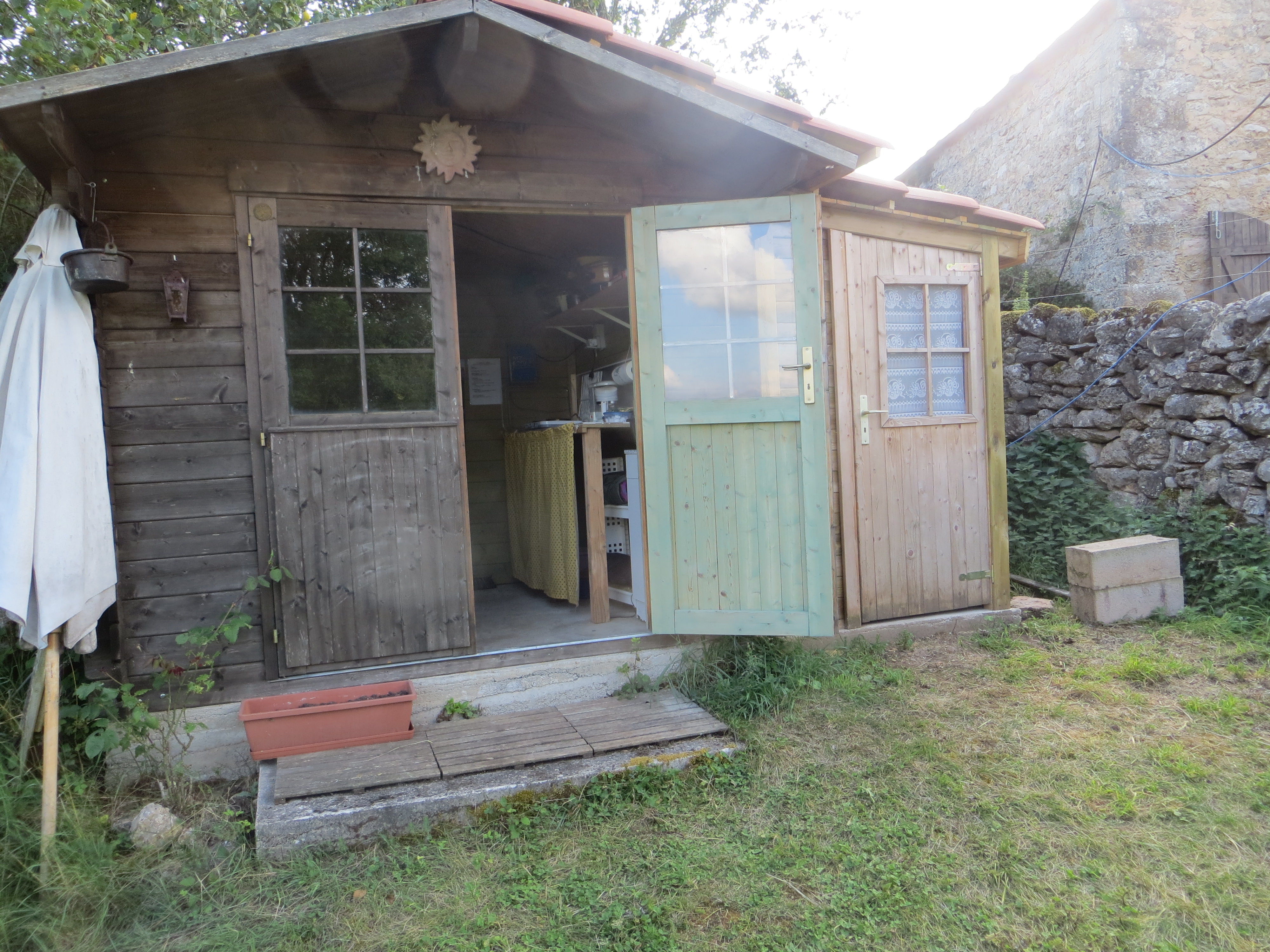 Cuisine et toilettes sèches séparés