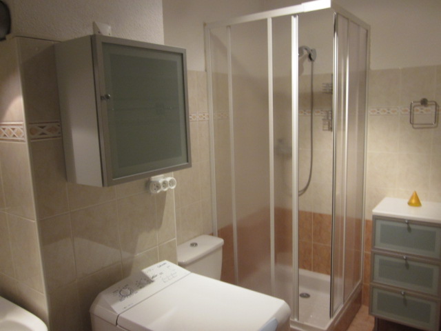 Salle d'eau: wc, douche, lavabo, lave linge. 3 meubles de rangements