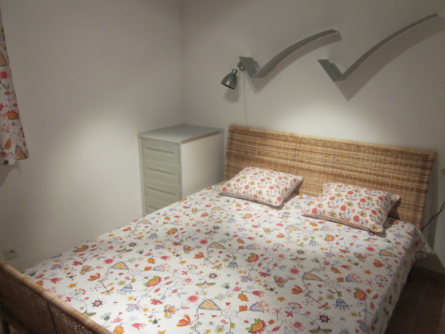 La chambre, commode / table de nuit 